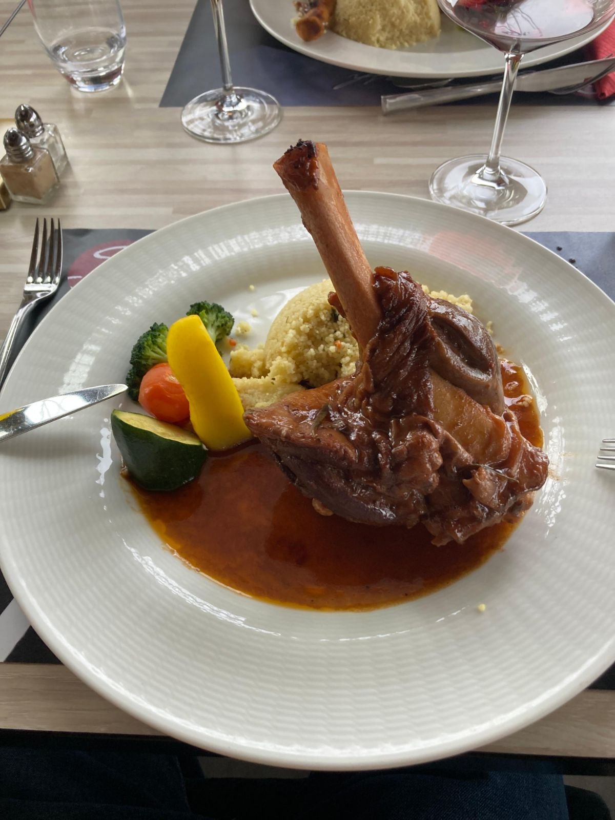 Plat avec viande et légumes